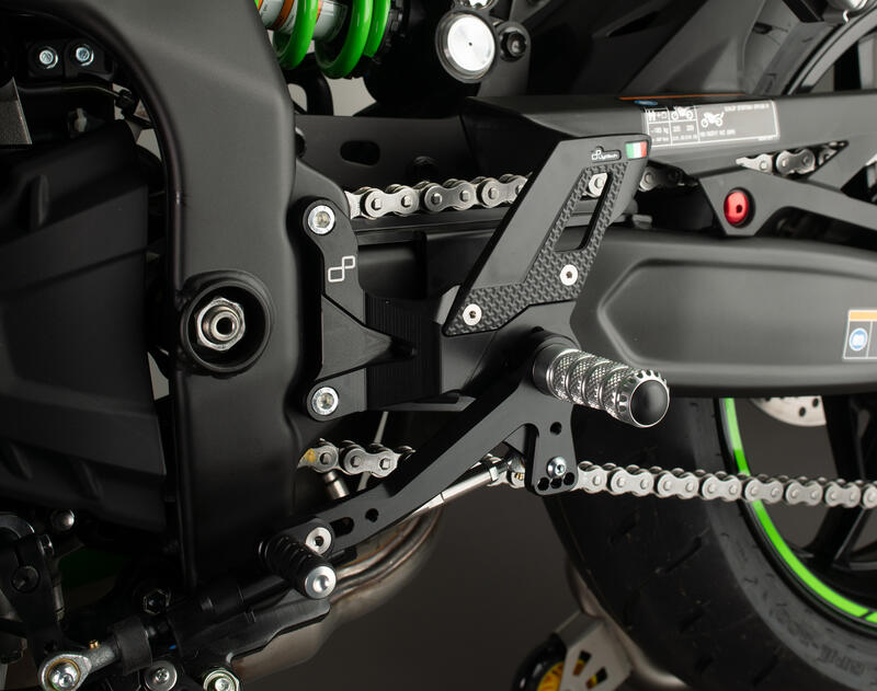 Pedane Regolabili Con Poggia Piedi Fissi - TRACK USE per Kawasaki Nero