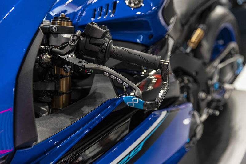 Protezione Leva Frizione in Carbonio/ Terminale Colorato - Interasse 132 mm Cobalto